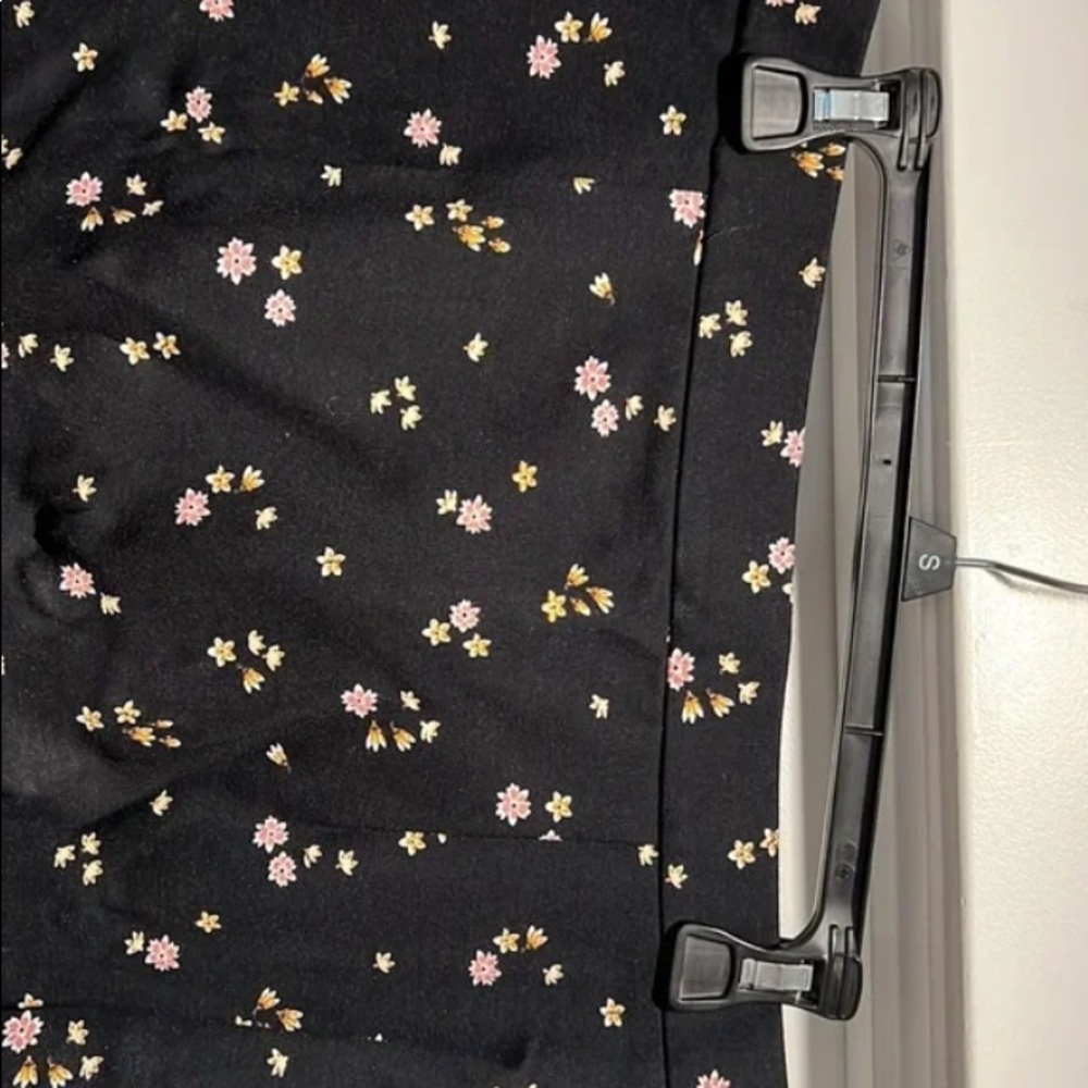 Loft circle mini skirt, black base with floral pattern, size large - Picture 3 of 4